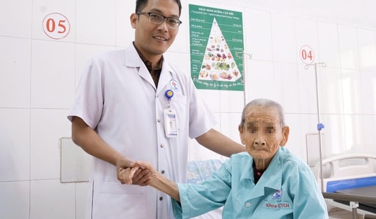 Phẫu thuật thay khớp háng bán phần cho Mẹ Việt Nam Anh hùng 106 tuổi