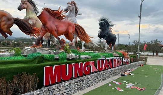 Linh vật ngựa ở vùng biên Quảng Trị mất đầu, gãy chân