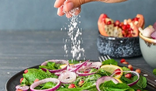 Người Việt ăn muối gấp đôi khuyến cáo của WHO, tăng nguy cơ bệnh thận