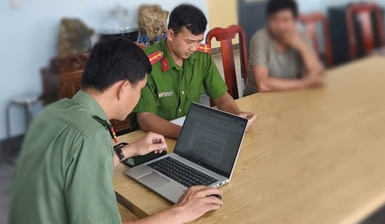 Công an làm việc với người đàn ông chia sẻ thông tin xuyên tạc trên Facebook
