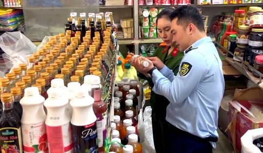 Video phát hiện 2 tấn ruốc lợn, hàng trăm gói đồ ăn vặt không rõ xuất xứ