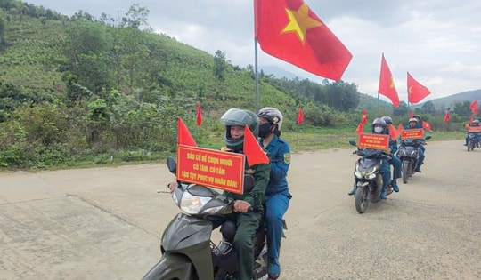 Lực lượng vũ trang Khánh Hòa đưa thông tin bầu cử đến với bà con dân tộc thiểu số