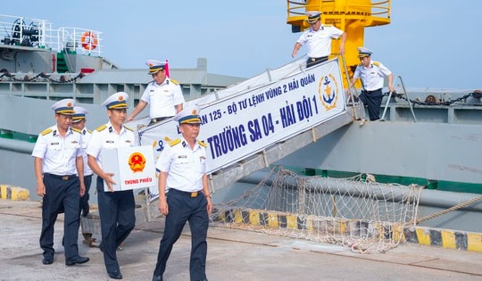 Hoàn thành bầu cử sớm trên biển cho hơn 600 cử tri là cán bộ, chiến sĩ và ngư dân