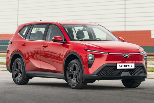 Thị trường ô tô tháng 2: VinFast áp đảo, Toyota Hilux soán ngôi bán tải