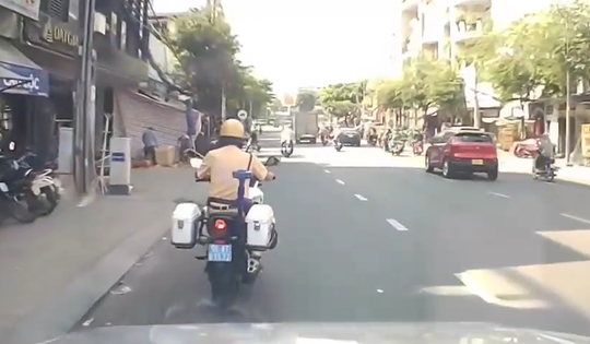 CSGT TPHCM mở đường, đưa sản phụ chuyển dạ nguy cấp đến bệnh viện an toàn