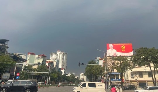 Bầu trời Hà Nội chuyển mây dông tối sầm sau nắng gắt