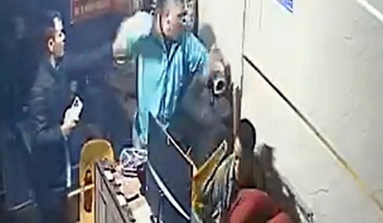 Điều tra vụ tài xế công nghệ 'hổ báo' cầm ghế truy đuổi, đánh người gây náo loạn giữa đêm