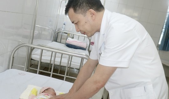 Tưởng con bị hăm da, gia đình bàng hoàng khi bác sĩ phát hiện trẻ không có hậu môn bẩm sinh