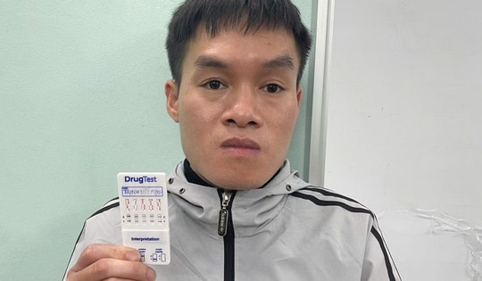 Mẹ 'sốc nặng' khi nhận được ảnh khỏa thân của con gái 14 tuổi từ người lạ