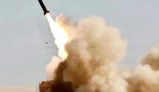 Mỹ dùng tên lửa ATACMS đánh chìm tàu ngầm Iran ngay trong cảng