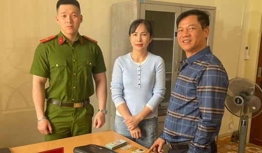 Đi chợ về, người phụ nữ bất ngờ nhặt được 100 triệu đồng đánh rơi