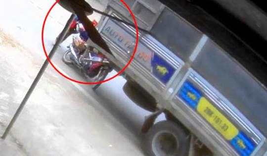 Cận cảnh màn giải cứu nghẹt thở người phụ nữ bị xe tải cuốn vào gầm