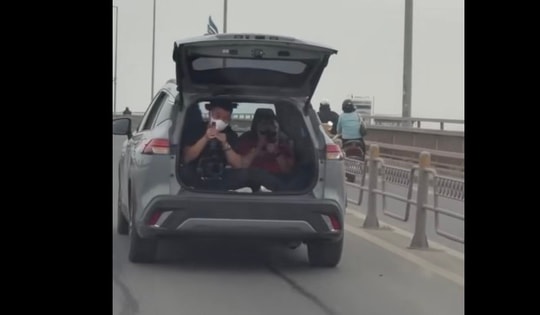 Mở cốp ô tô khi xe đang chạy trên cầu Nhật Tân, tài xế bị xử phạt