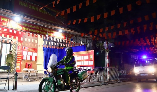 Trước giờ bầu cử: Công an Hà Nội 'trực chiến' xuyên đêm, bảo đảm an ninh các điểm bỏ phiếu