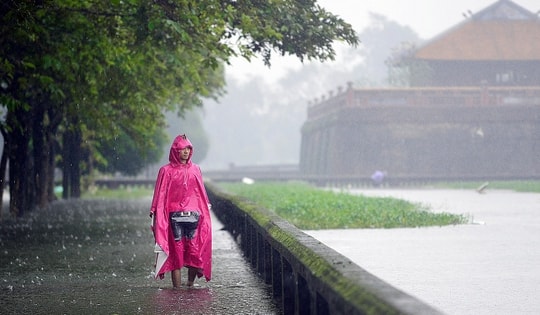 Mưa lớn ở miền Trung gây nguy cơ lũ quét, sạt lở đất