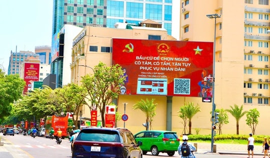 TPHCM rực rỡ cờ hoa trước ngày bầu cử 15/3