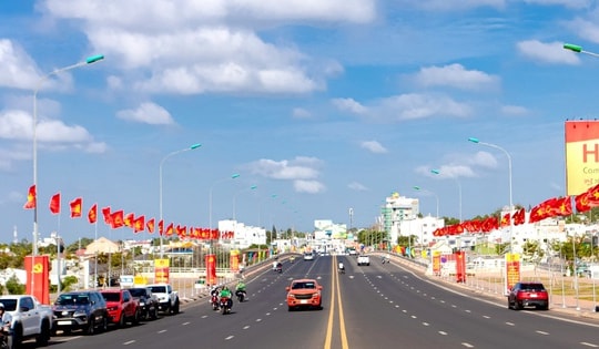 Sắc đỏ phủ dọc các cung đường Đắk Lắk hướng về ngày bầu cử