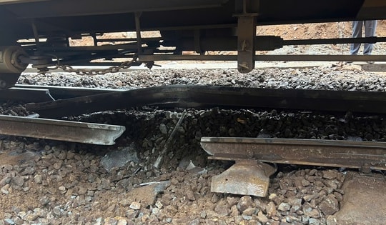 Tàu hàng trật bánh trên đèo Hải Vân