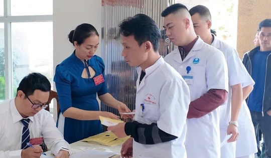 Hình ảnh cử tri đặc khu Bạch Long Vĩ đi bầu cử sớm một ngày