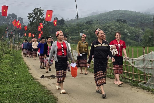 Ấn tượng trang phục truyền thống người Thái trong ngày hội non sông ở vùng biên