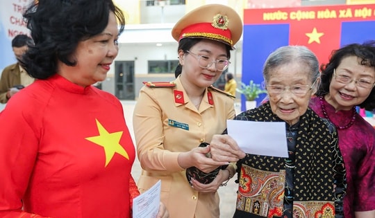 Cử tri 101 tuổi tự tay bỏ lá phiếu gửi gắm niềm tin
