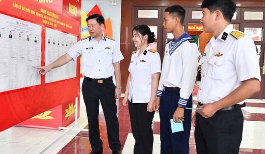 Lá phiếu giữa trùng khơi, chắc tay súng giữ biển trời Tổ quốc