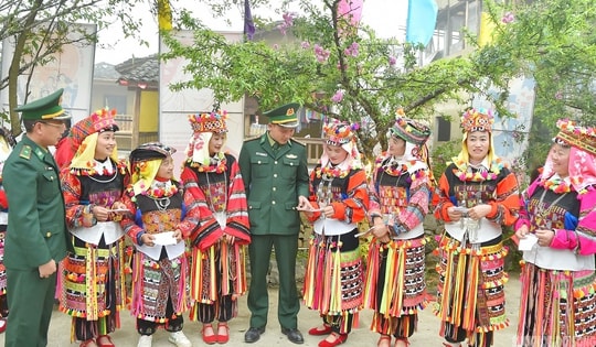 Sắc màu dân tộc rạng rỡ trong ngày hội non sông ở Lô Lô Chải