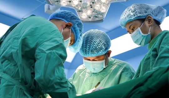 Phẫu thuật lấy viên sỏi bàng quang 'khủng' bằng quả trứng ngỗng