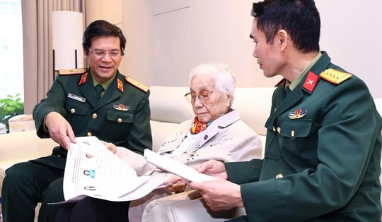 Nữ cử tri gắn bó với Quốc hội từ khóa I bỏ phiếu bầu cử, gửi gắm nhiều kỳ vọng