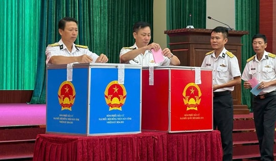 100% cử tri Vùng 4 Hải quân và quân, dân đảo Trường Sa đã bầu cử