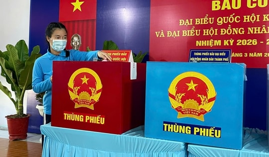 Các cử tri tại cơ sở cai nghiện tham gia bầu cử