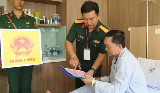 Bệnh nhân xúc động bỏ phiếu ngay trên giường bệnh