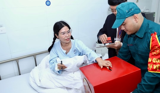 Đưa hòm phiếu tới bệnh viện: Những lá phiếu tín nhiệm từ giường bệnh