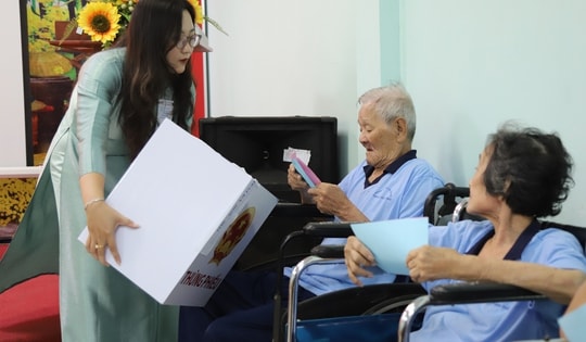 Thùng phiếu lưu động giúp người yếu thế không bị bỏ lại trong ngày hội bầu cử