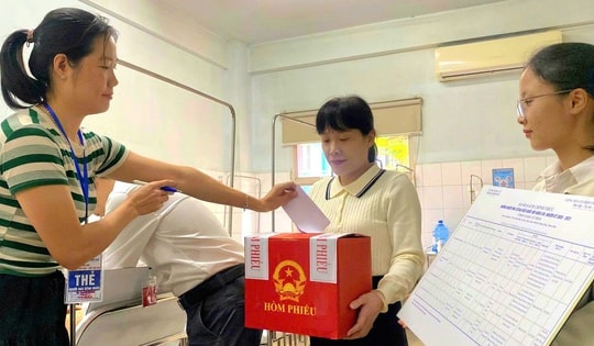 Những cử tri tại điểm bầu cử đặc biệt gửi gắm niềm tin qua từng lá phiếu