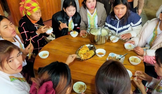 Ấm áp bữa sáng đoàn kết ở bản Rào Tre trong ngày bầu cử