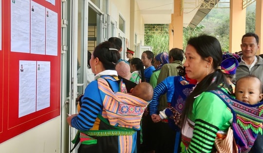 Những người mẹ địu con đi bỏ phiếu