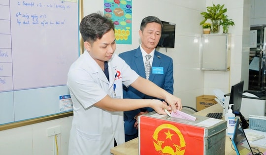 Hòm phiếu phụ đến tận buồng bệnh, đảm bảo quyền bầu cử của mọi công dân