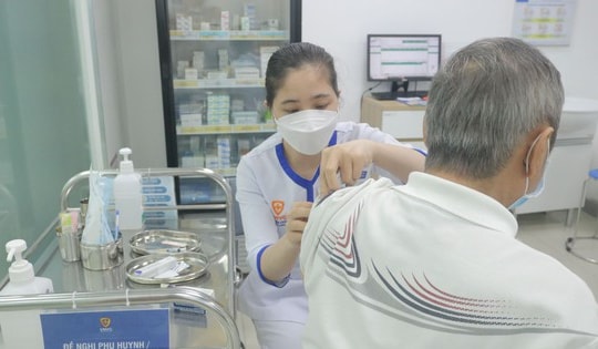 Vì sao nên tiêm nhắc lại vaccine phòng cúm, phế cầu khi giao mùa?