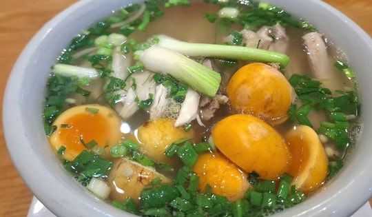 Hàng quán tăng giá, dân văn phòng rủ nhau mang cơm nhà đi làm