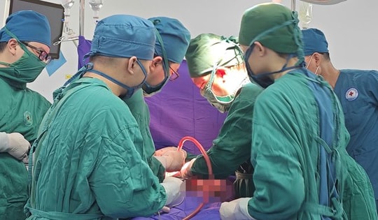 Bác sĩ hiến máu, trực tiếp thực hiện ca mổ cứu sống nam thanh niên bị vỡ thận