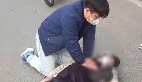 Video bác sĩ Bệnh viện Thận Hà Nội ép tim ngoài lồng ngực cứu thanh niên ngừng tim trên phố