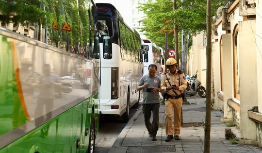 Xe khách 'chờ giờ' vào phố, dừng đỗ tràn lan bị CSGT Hà Nội xử lý