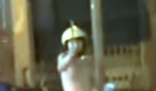 Nam thanh niên cởi trần cầm 2 con dao đe dọa người đi đường