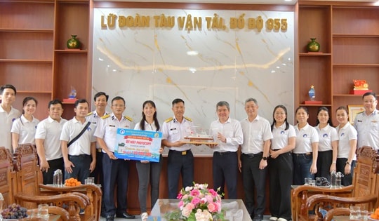 Bệnh viện Răng Hàm Mặt Trung ương TP Hồ Chí Minh thăm, tặng quà Lữ đoàn 955