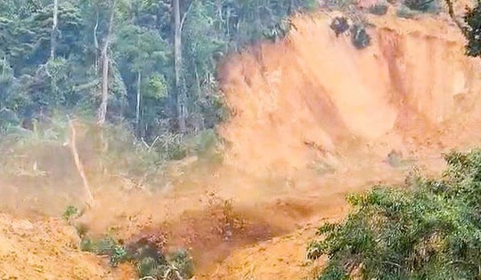 Nguy cơ sạt lở vùi lấp cả khu dân cư, Đà Nẵng công bố tình huống khẩn cấp thiên tai