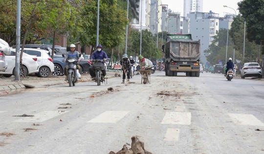 Hà Nội: Xe tải làm rơi đất trên đường, CSGT truy tận công trường xử lý