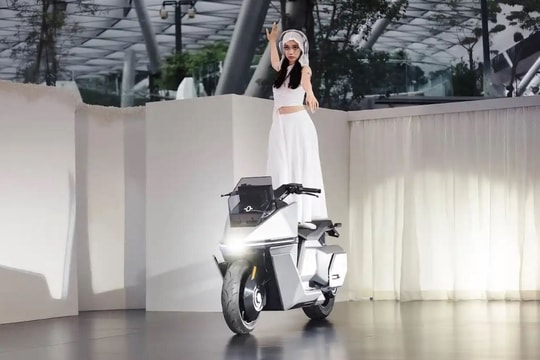 Xe máy điện tự cân bằng đầu tiên trên thế giới được sản xuất hàng loạt