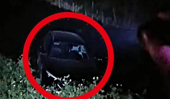 Hà Nội: Ô tô bị tàu hỏa tông văng xuống mương, tài xế may mắn thoát nạn