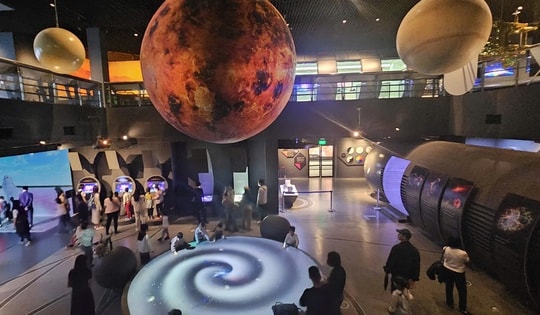 Khám phá không gian sáng tạo vệ tinh bên trong Trung tâm vũ trụ Việt Nam